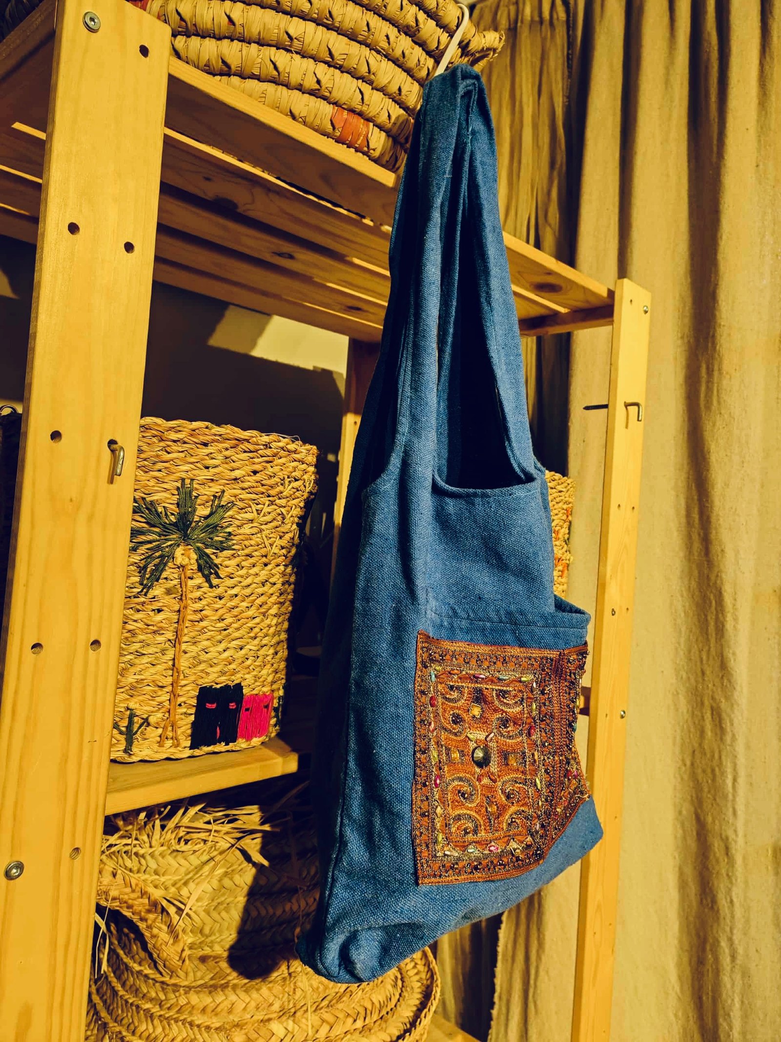 شنطة زرقاء مع تطريز هندي - صورة 3