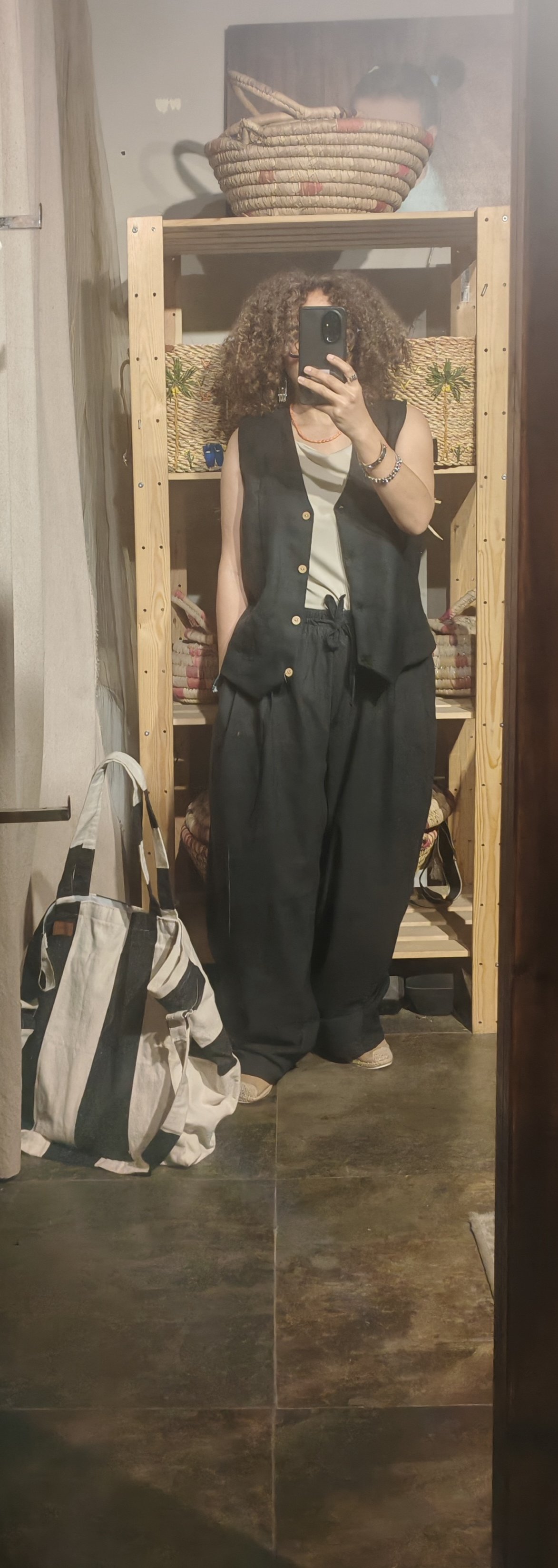 Black linen balloon shape pants. - Image 2