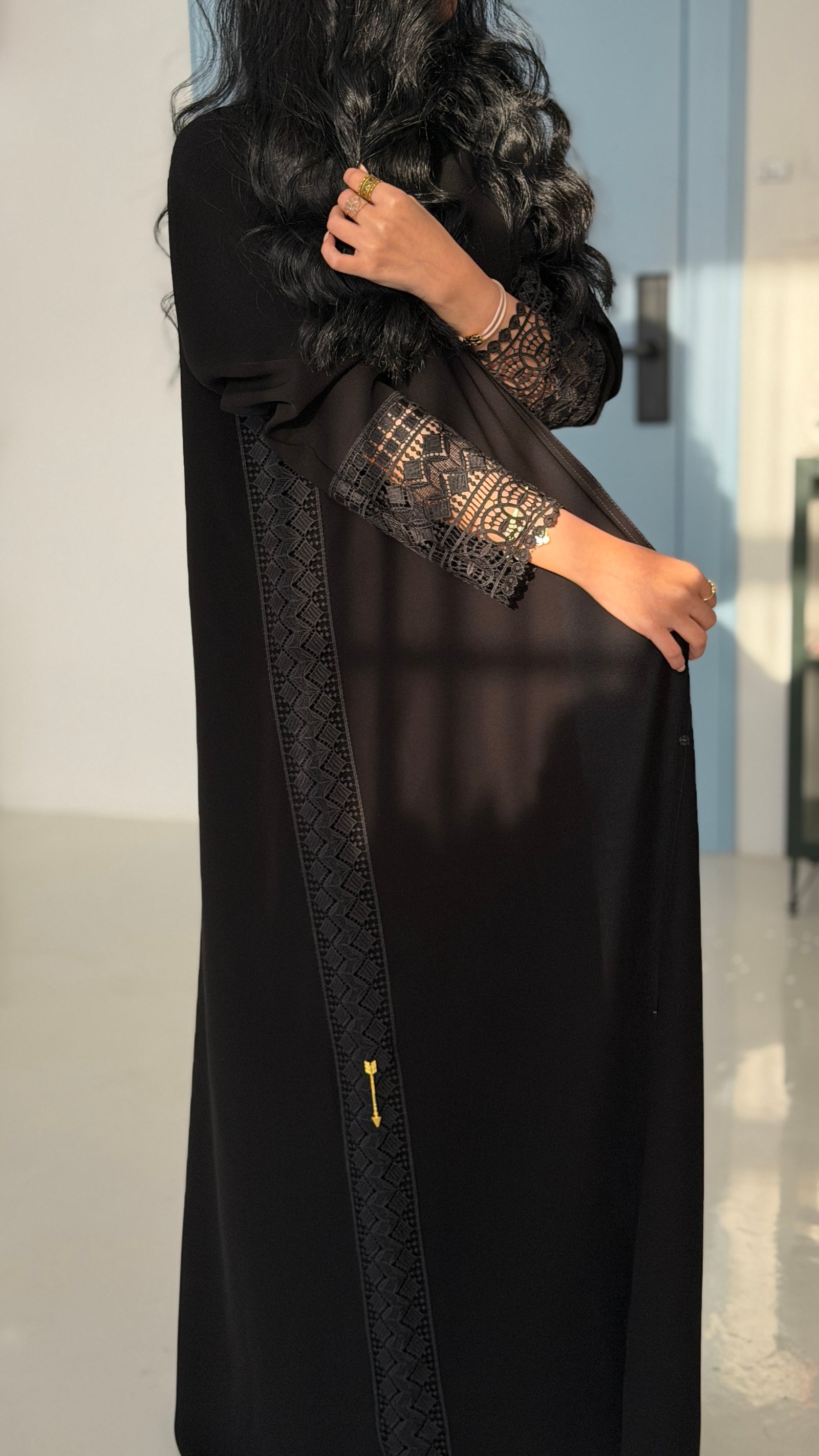 801# عباية سوداء مع كم جاكار - صورة 1