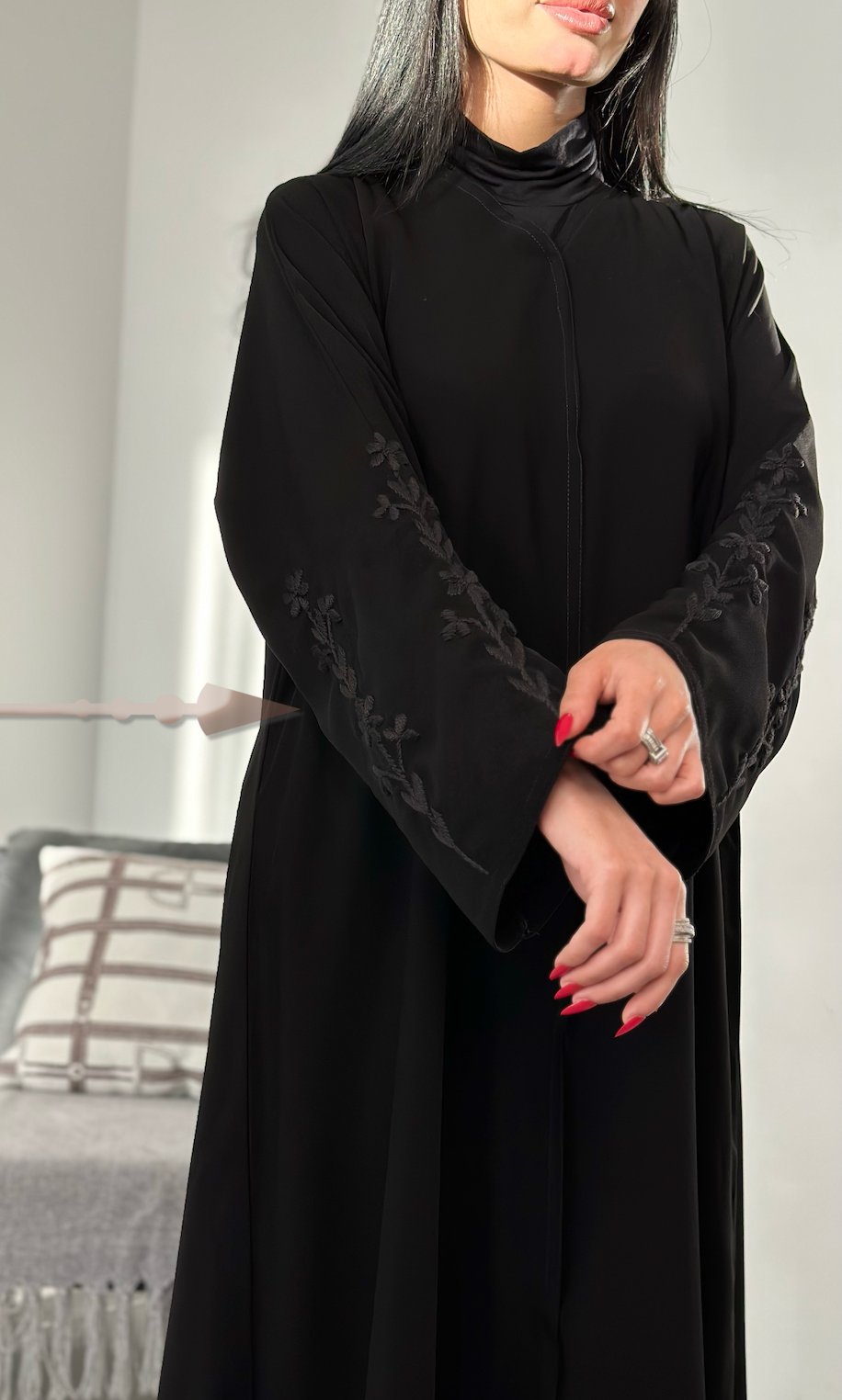 106# عباية بتطريز خيط كم اسود - صورة 1
