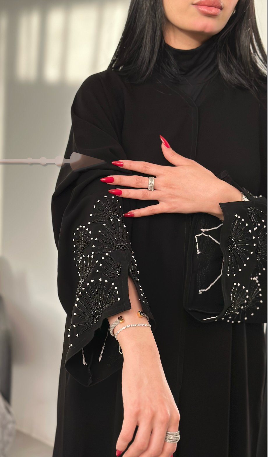 111# عباية تطريز في الكم دائري - صورة 3