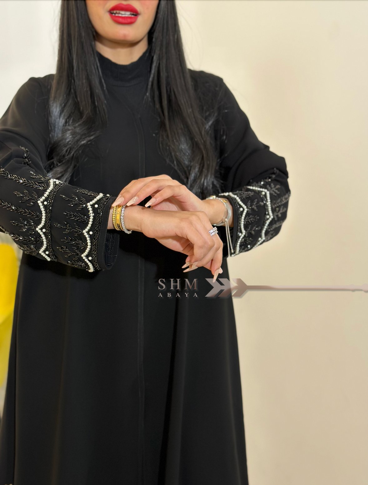 عباية بتطريز على الكم - اسود - صورة 2