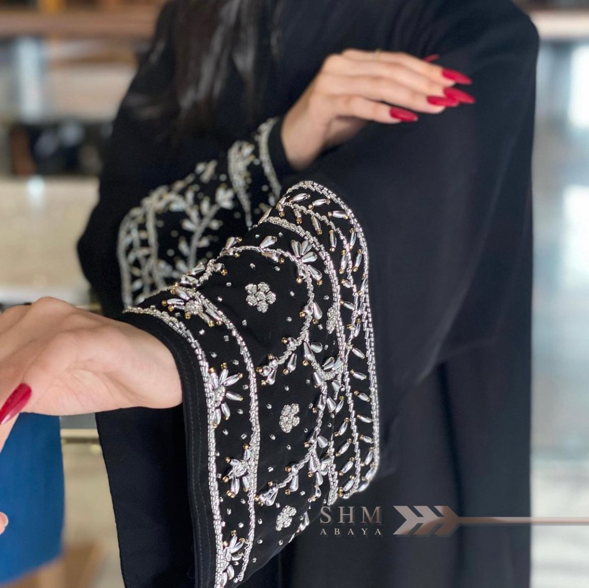 عباية بتطريز ابيض - صورة 2