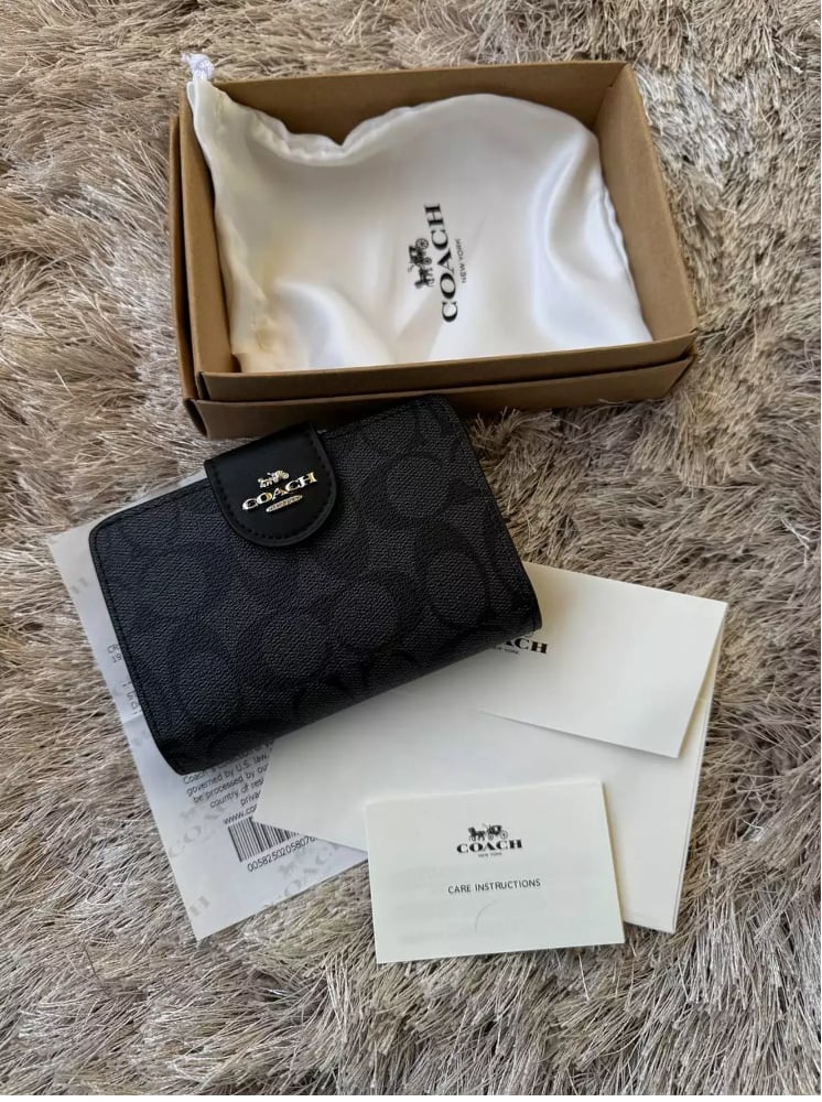 Medium Corner Zip Wallet In Signature black - Image 2