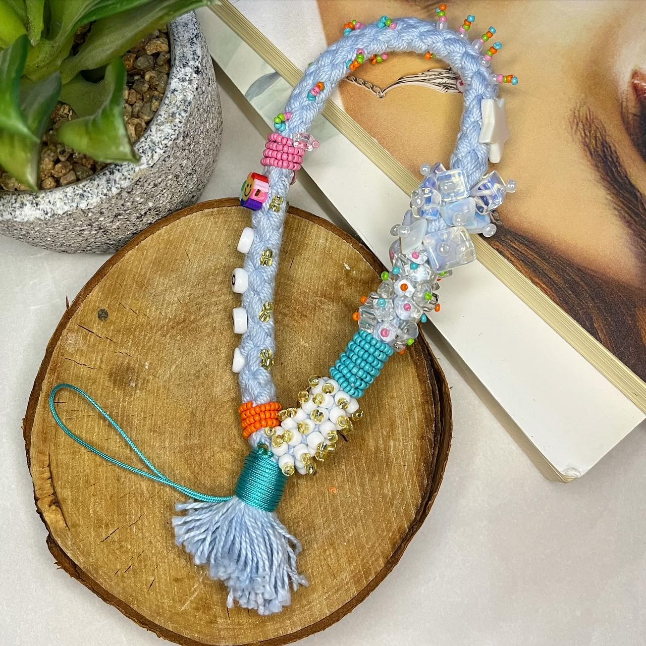 تعليقة جوّال أو ميدالية مفاتيح باللون ملونه وازرق 💙🧡💗 - صورة 1