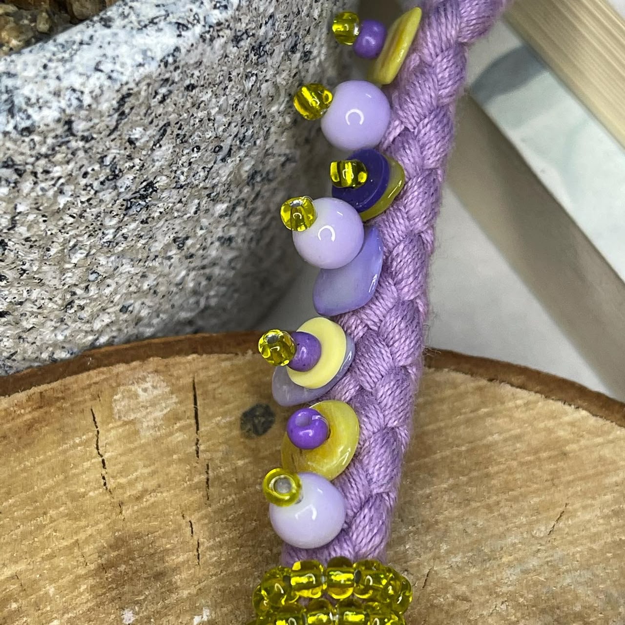 تعليقة جوّال أو ميدالية مفاتيح باللون بنفسجي واصفر 💜💛 - صورة 3