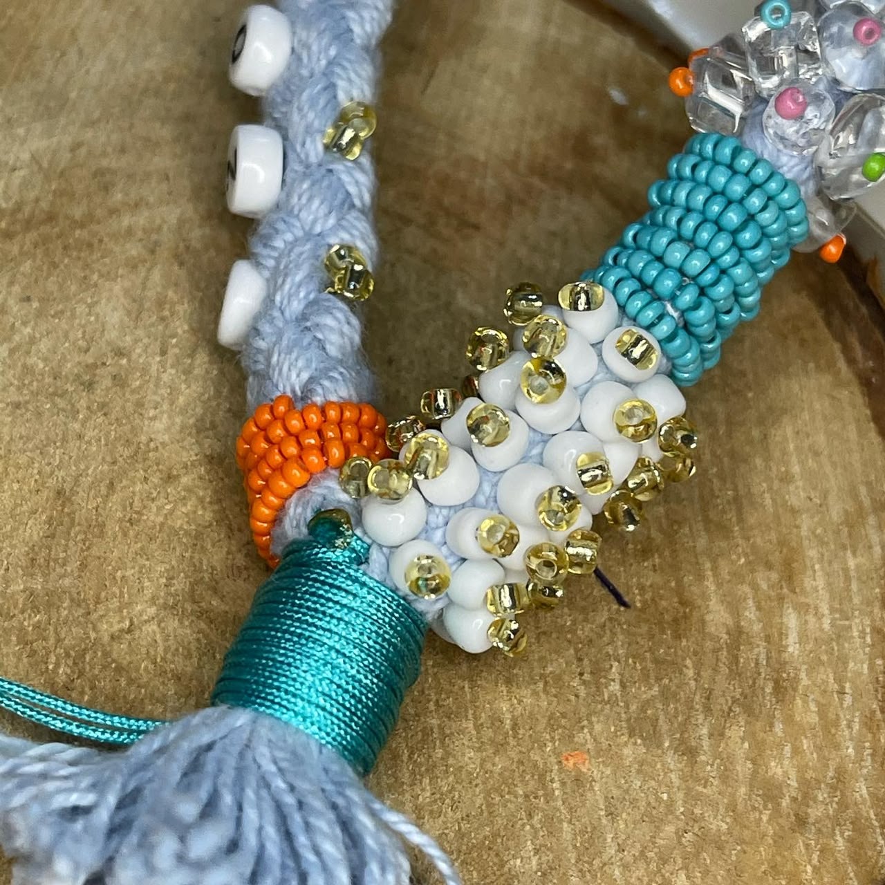 تعليقة جوّال أو ميدالية مفاتيح باللون ملونه وازرق 💙🧡💗 - صورة 4