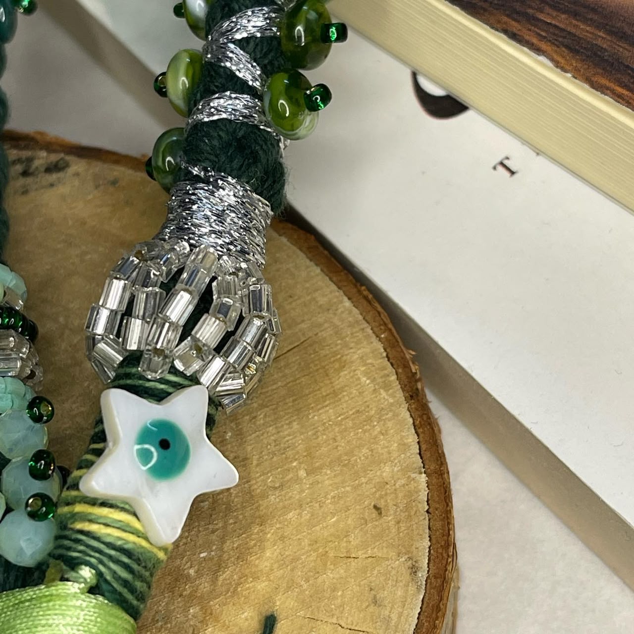 تعليقة جوّال أو ميدالية مفاتيح باللون تدرجات الزيتي وفضي 💚💙 - صورة 7