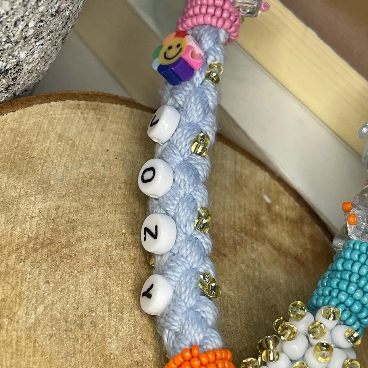 تعليقة جوّال أو ميدالية مفاتيح باللون ملونه وازرق 💙🧡💗 - صورة 6