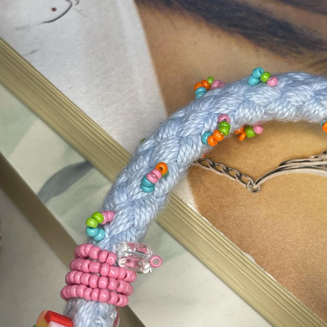 تعليقة جوّال أو ميدالية مفاتيح باللون ملونه وازرق 💙🧡💗 - صورة 2