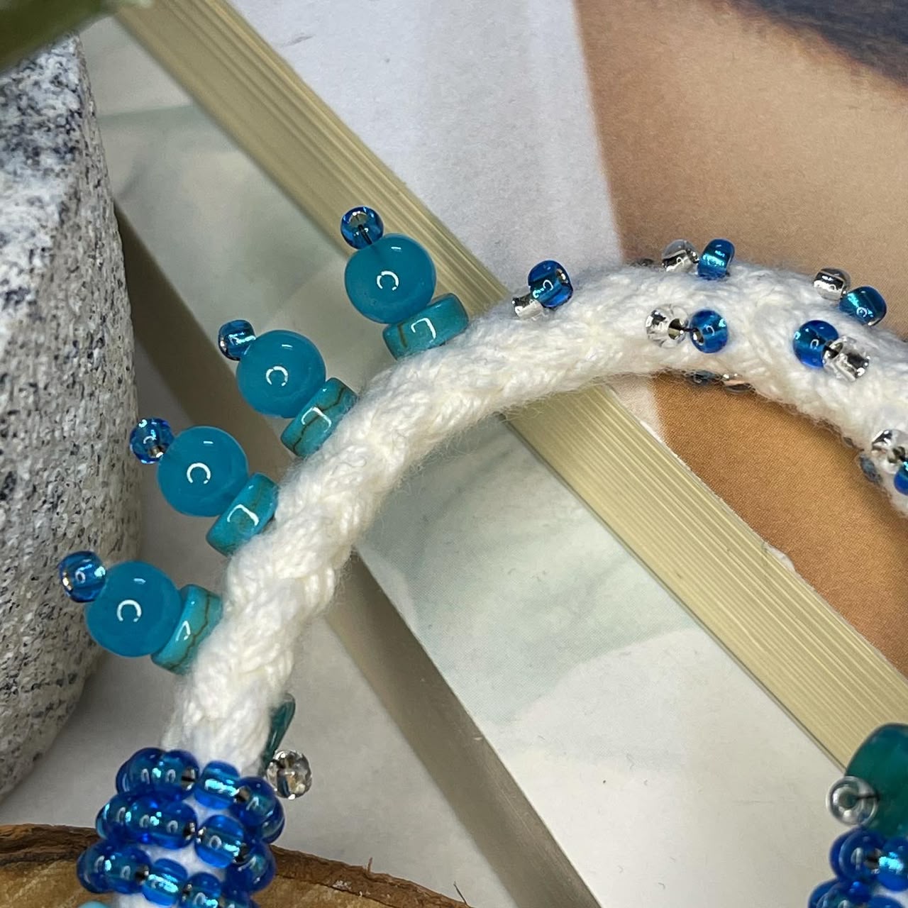 تعليقة جوّال أو ميدالية مفاتيح باللون تدرجات الازرق 💙🌀 - صورة 3