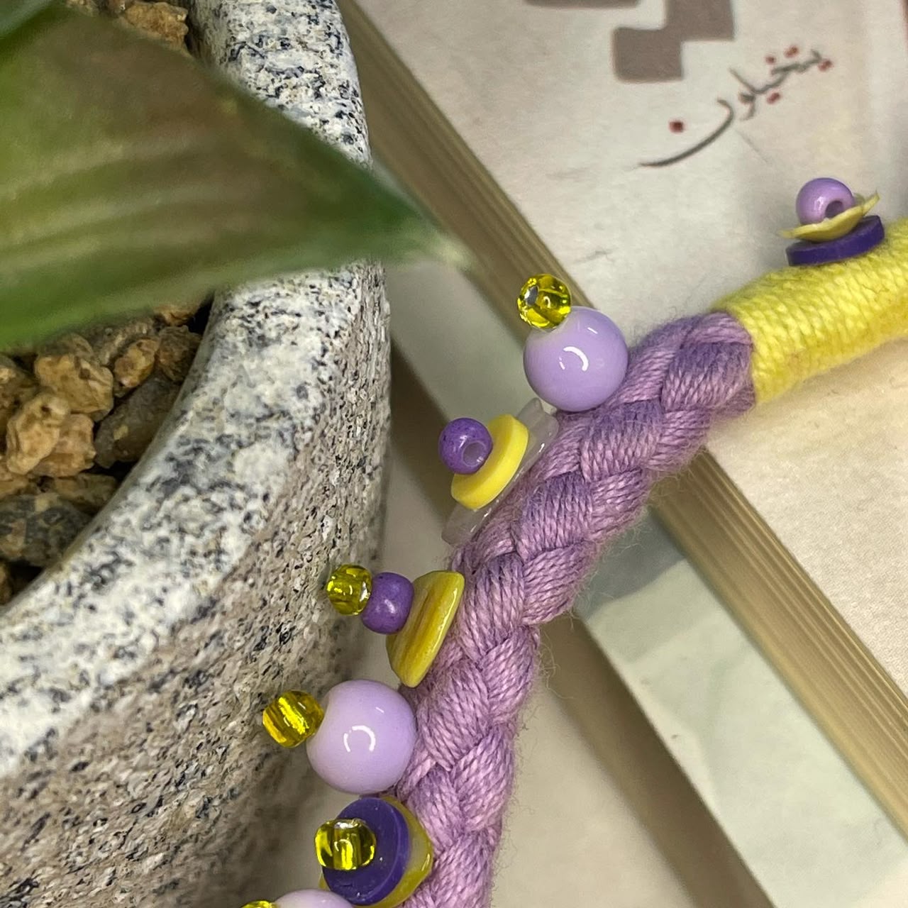 تعليقة جوّال أو ميدالية مفاتيح باللون بنفسجي واصفر 💜💛 - صورة 6