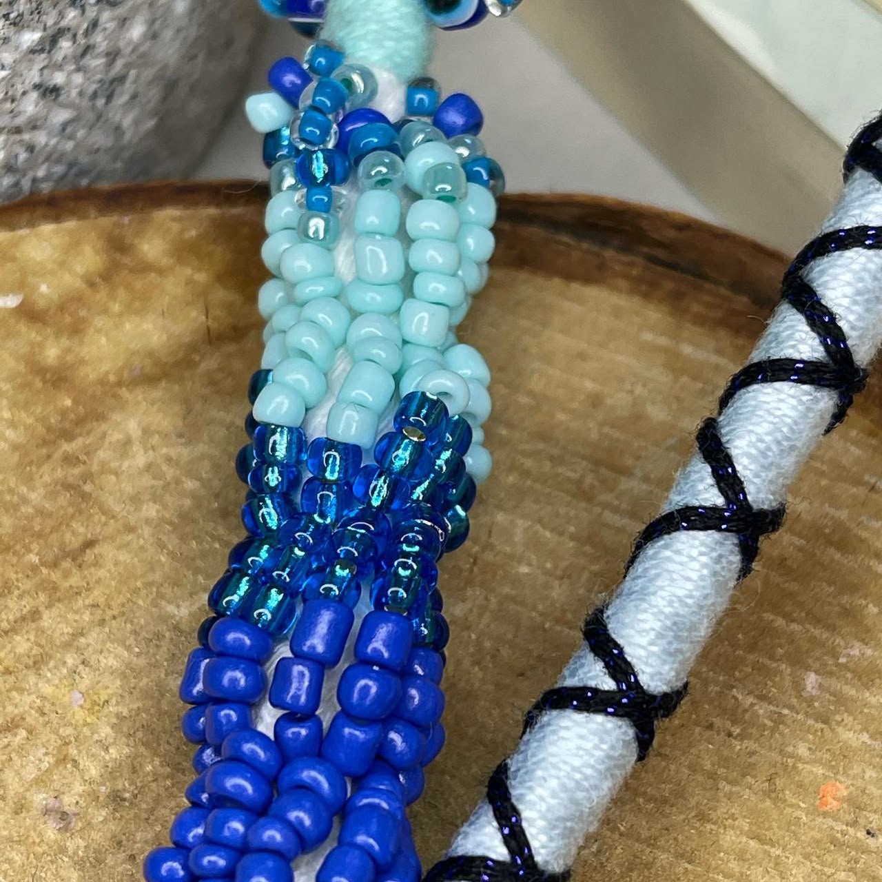 تعليقة جوّال أو ميدالية مفاتيح باللون تدرجات الازرق وعيون🧿💙 - صورة 4