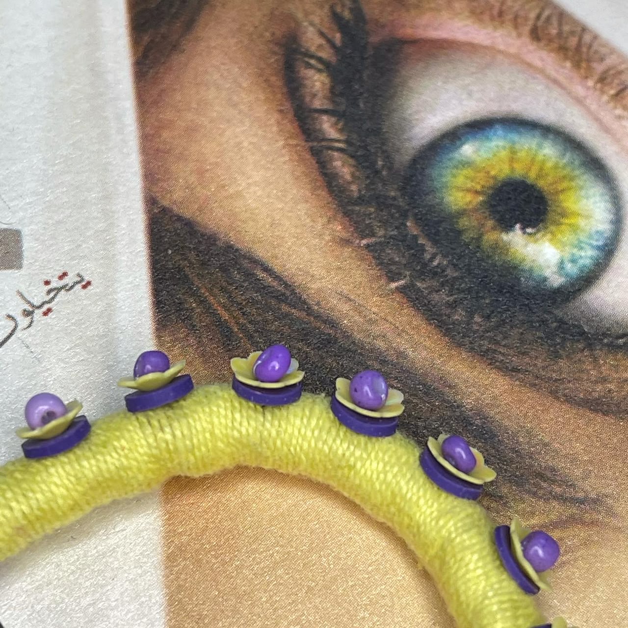 تعليقة جوّال أو ميدالية مفاتيح باللون بنفسجي واصفر 💜💛 - صورة 5