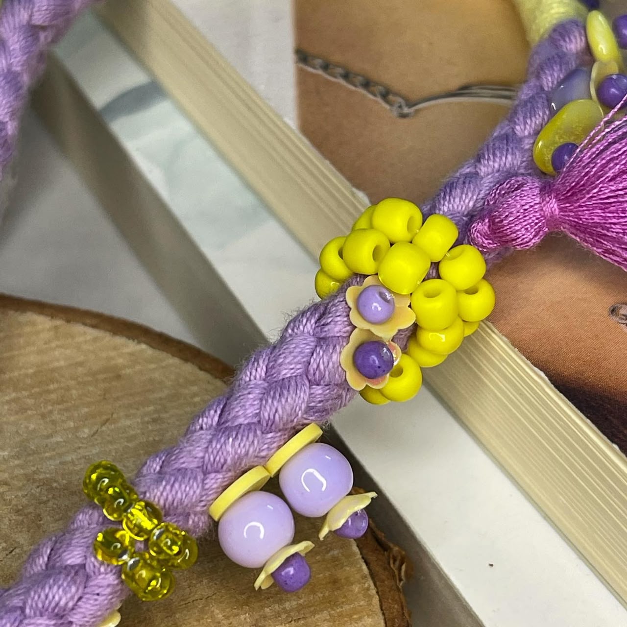 تعليقة جوّال أو ميدالية مفاتيح باللون بنفسجي واصفر 💜💛 - صورة 8