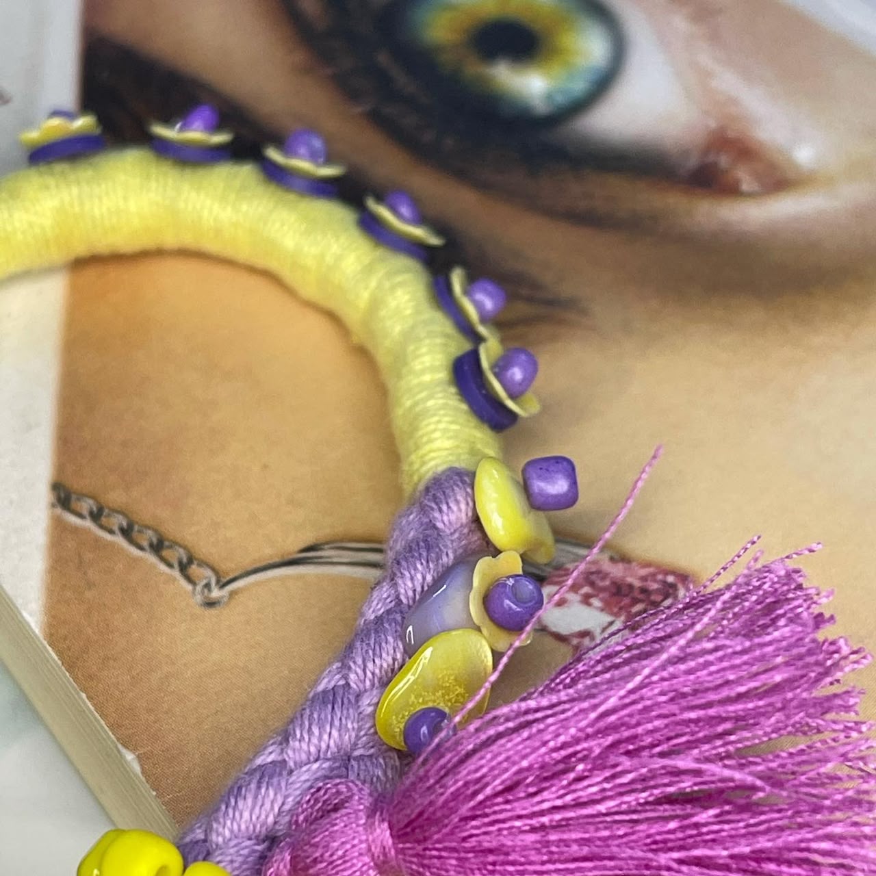 تعليقة جوّال أو ميدالية مفاتيح باللون بنفسجي واصفر 💜💛 - صورة 4