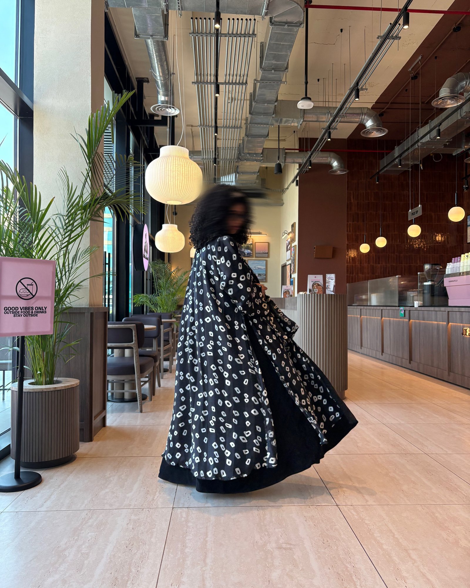 Noir Crepe Abaya - صورة 3