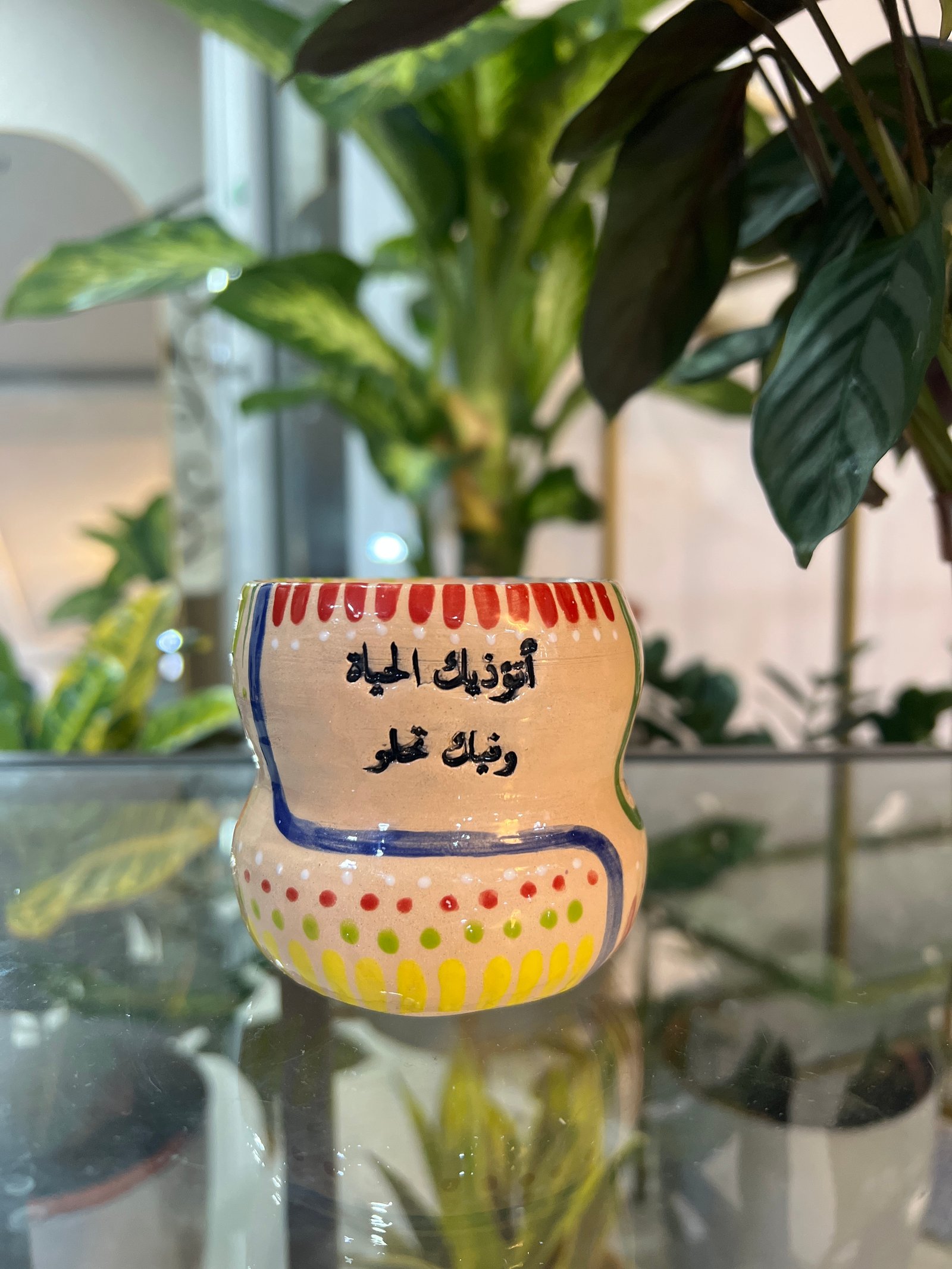 كوب فخار بزخارف ملونه ( طين أشقر) - صورة 1