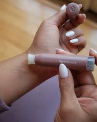 rare beauty Find Comfort Stop & Soothe Aromatherapy Pen - صورة 4