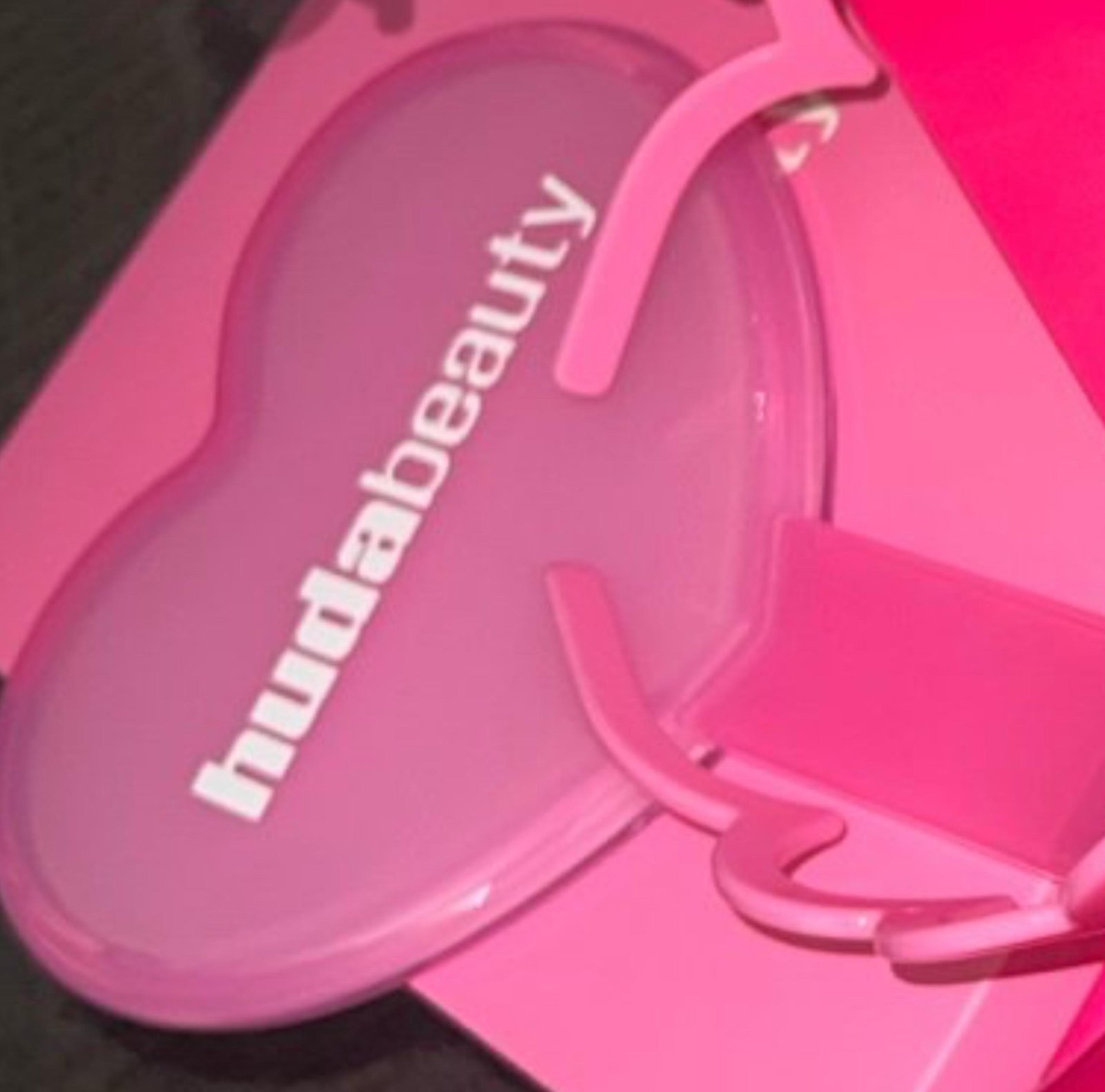 Huda Beauty Mirror in Hot Pink - Image 3