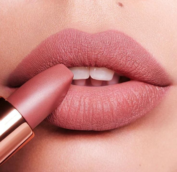 Charlotte Tilbury Charlotte Tilbury Matte Revolution Lipstick Pillow Talk - صورة 2