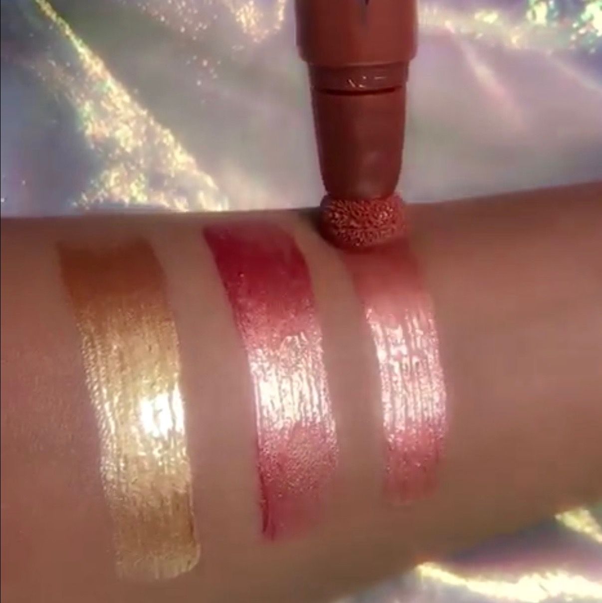 CHARLOTTE TILBURY Glowgasm Beauty Light Wand  shade in pingasm - Image 2