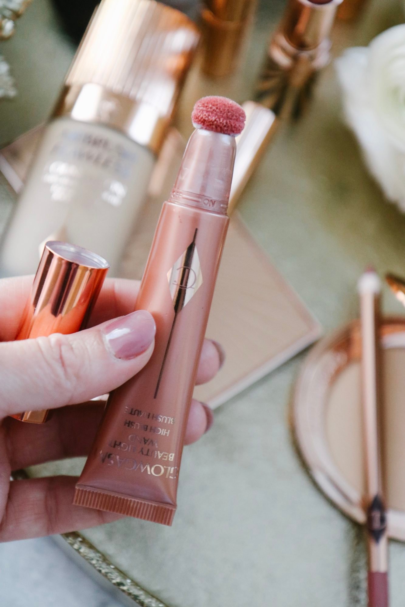 CHARLOTTE TILBURY Glowgasm Beauty Light Wand  shade in pingasm - Image 4