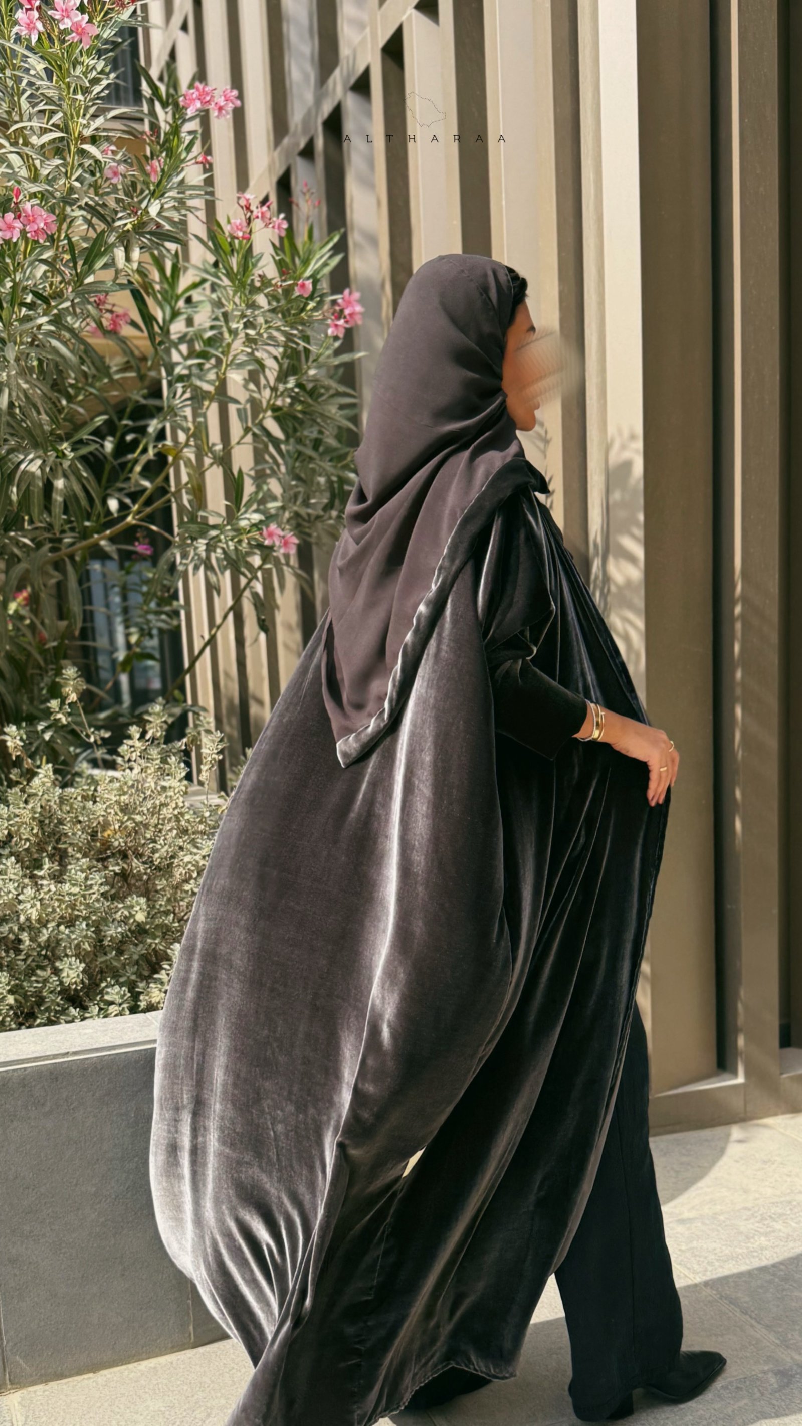 عباية مخمل حرير (بني/ رمادي) - صورة 2