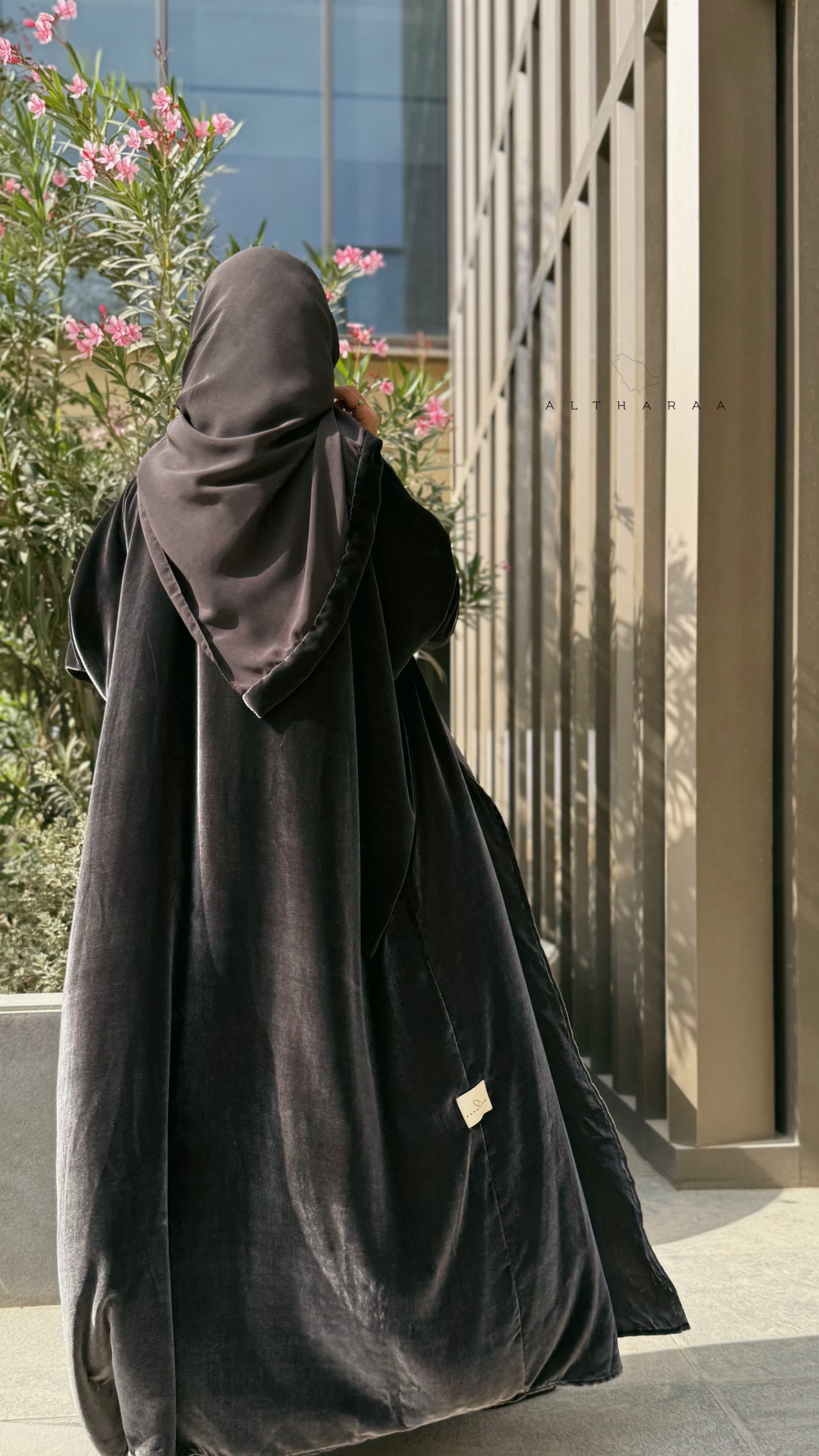 عباية مخمل حرير (بني/ رمادي) - صورة 3