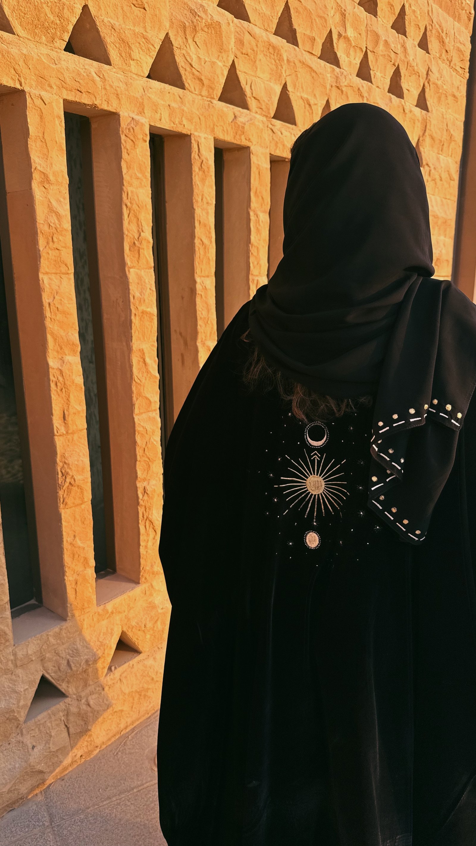 عباية مخمل أسود مطرزه (كواكب✨) - صورة 2