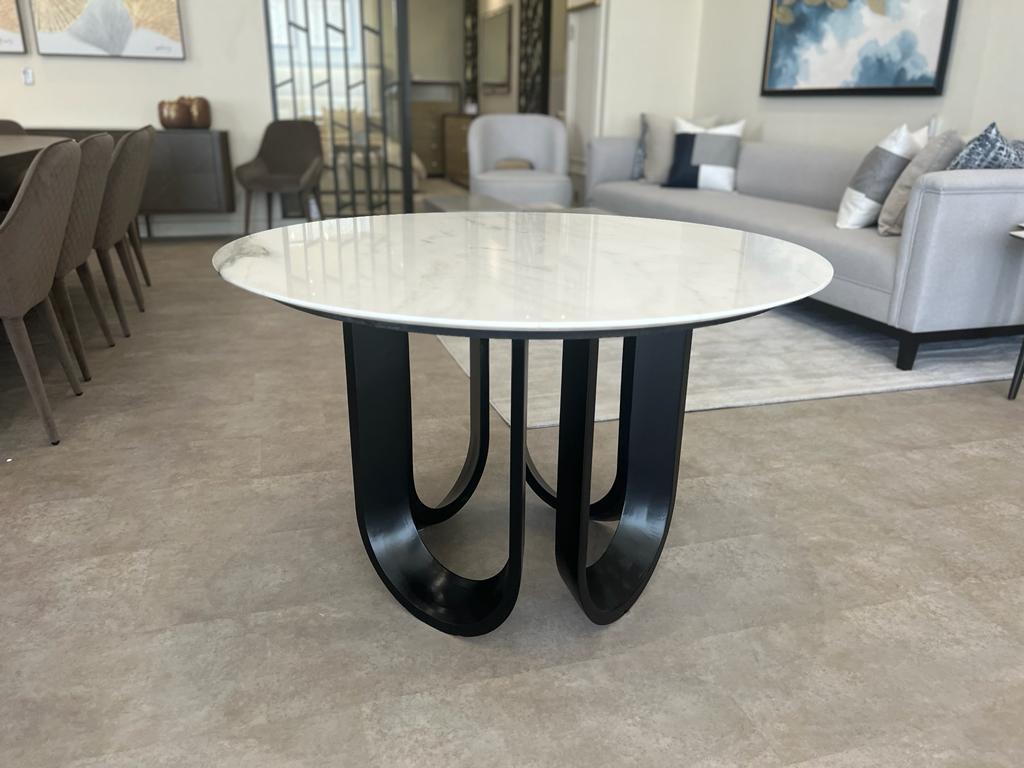 Round table - Image 1