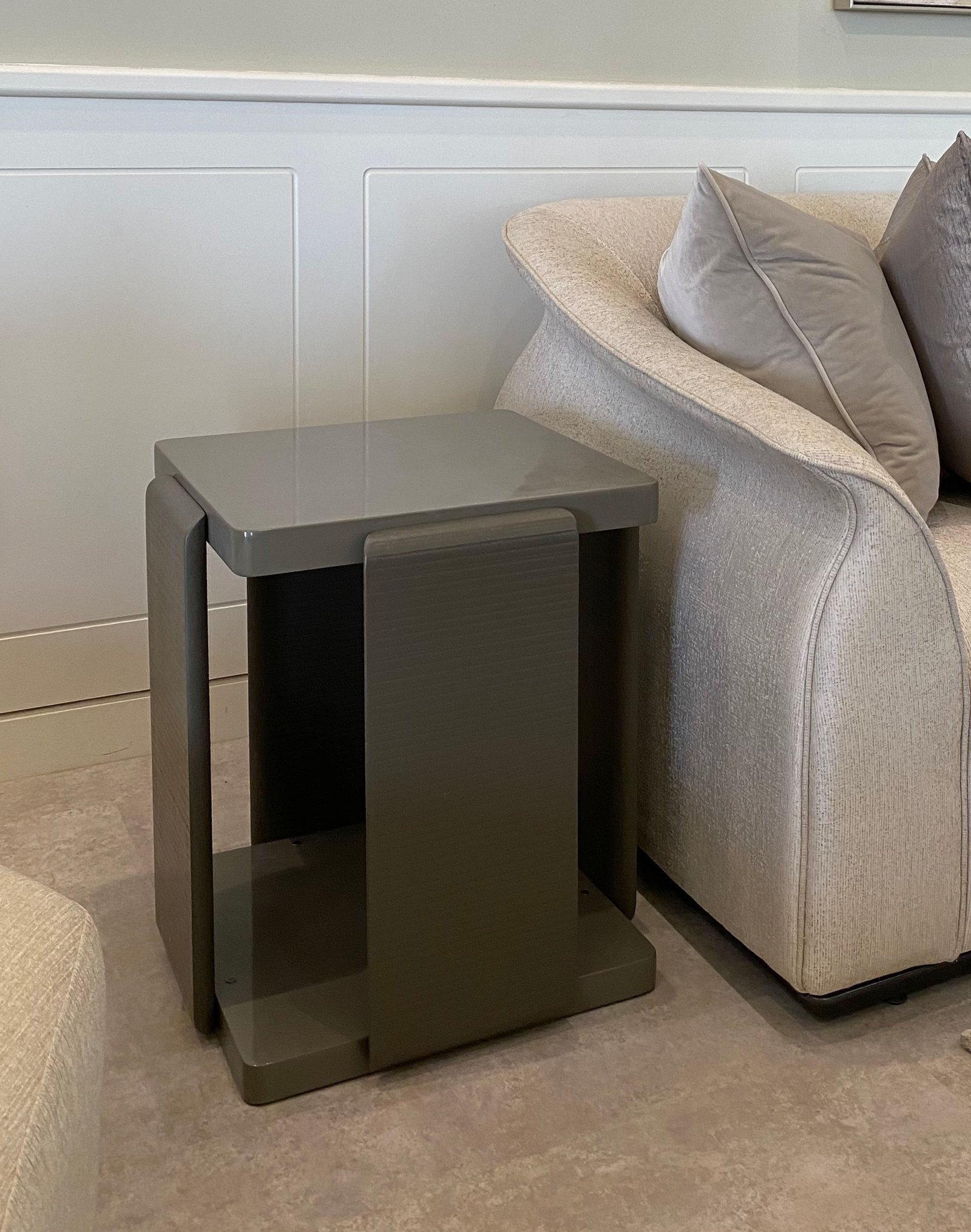 SIDE TABLE - Image 1