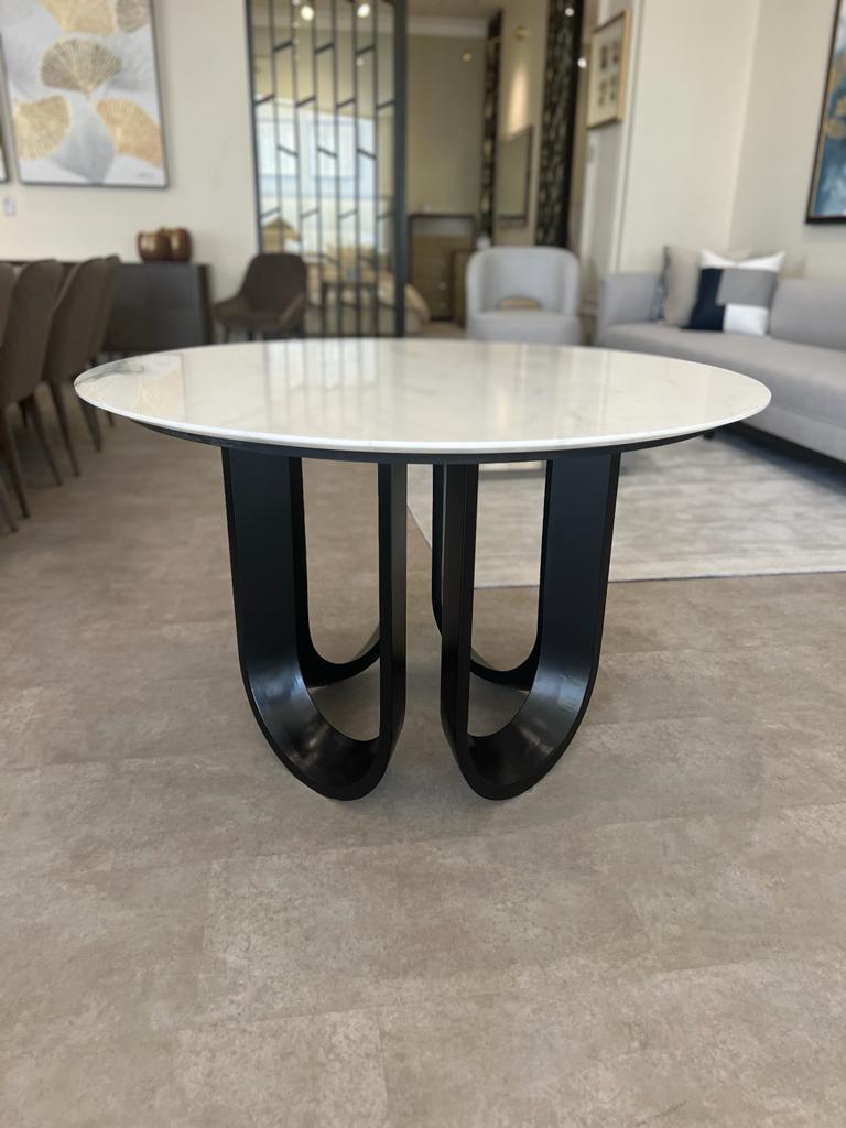 Round table - Image 2