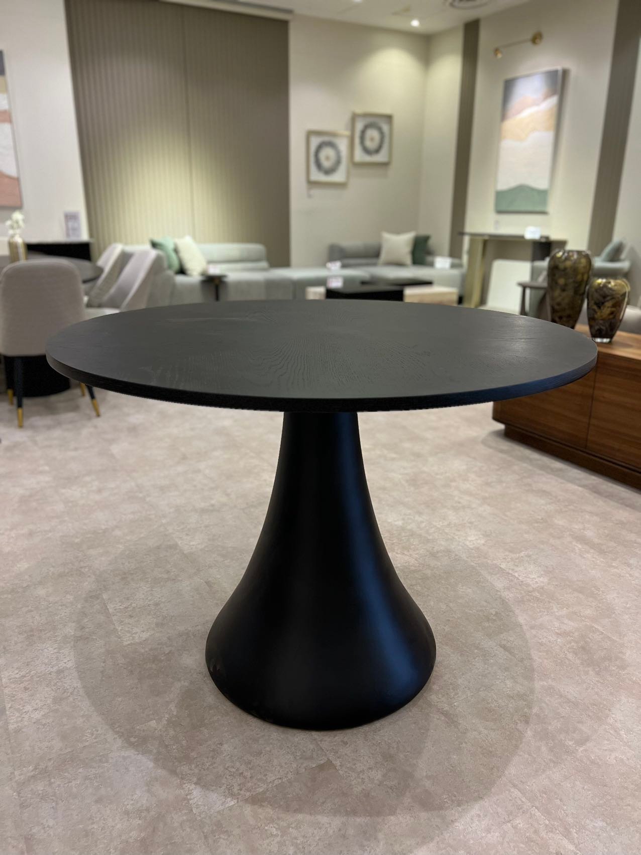 Round table - Image 1