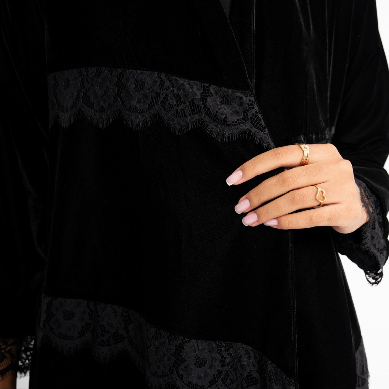 مخمل اسود مع دانتيل - Image 4