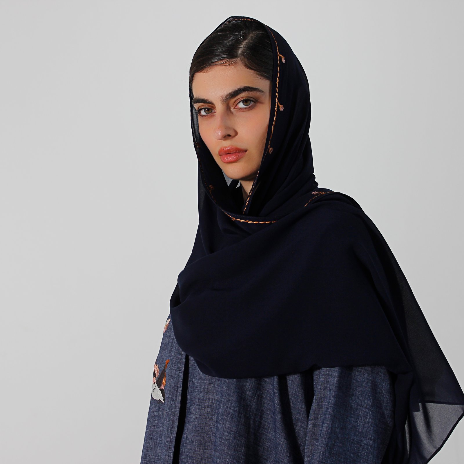 لينن كحلي مع تطريز يدوي - Image 9