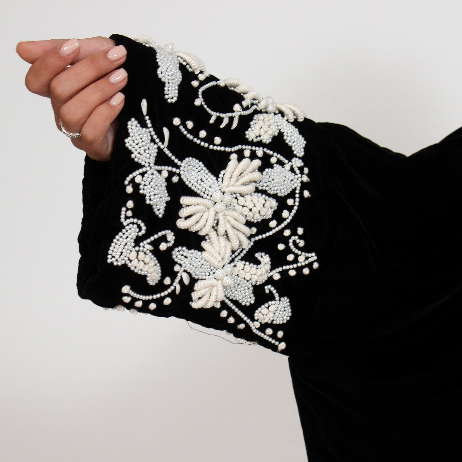 مخمل أسود مع تطريز ابيض - Image 8