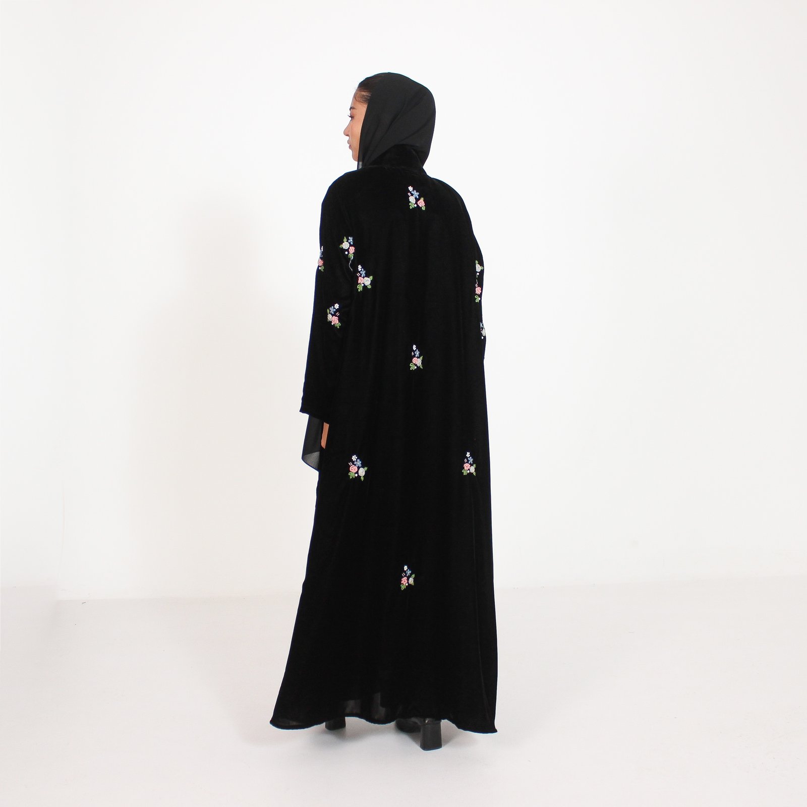 مخمل أسود مع ورد - Image 4