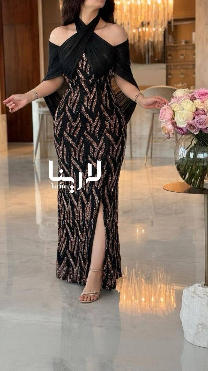 فستان سهرة أسود مطرز بالترتر الذهبي بتصميم أوف شولدر فاخر - صورة 1