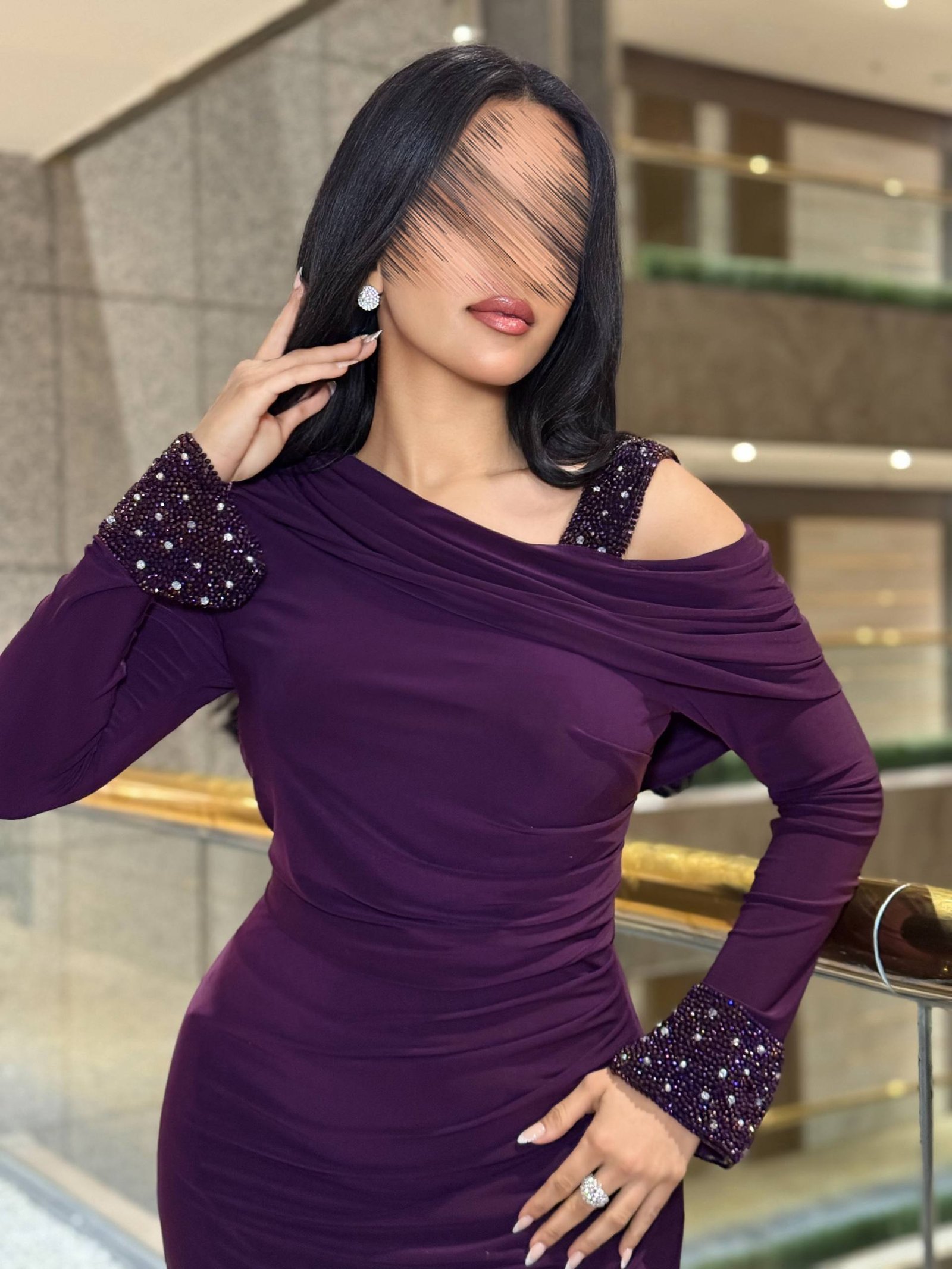 فستان سهرة بنفسجي داكن فاخر بدرابيه أنيقة وكتف مكشوف - صورة 2