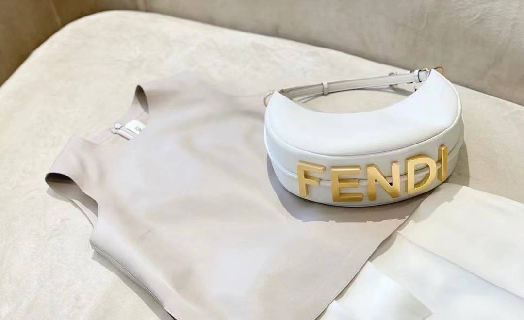 ماستر كواليتي فندي هوبو الصغيرة  Fendigraphy Small Hobo  - صورة 1
