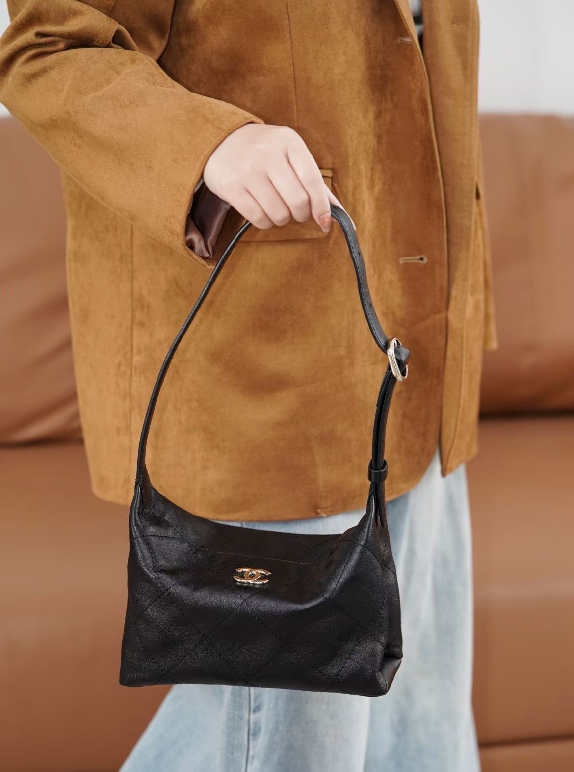 ماستر كواليتي شانيل ماكسي هوبو  Chanel Maxi Hobo - صورة 1