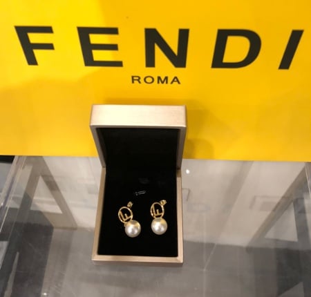 ماستر كواليتي حلق F Is Fendi من اللؤلؤ - صورة 1