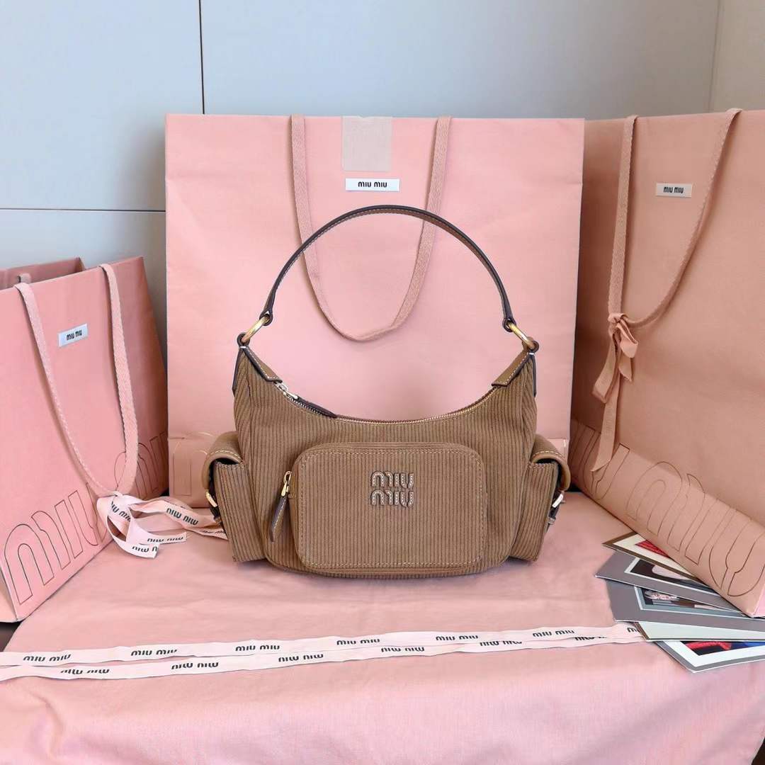 ماستر كواليتي ميو ميو فالفيت  22cm (Miu Miu) Pocket velvet shoulder bag - صورة 1