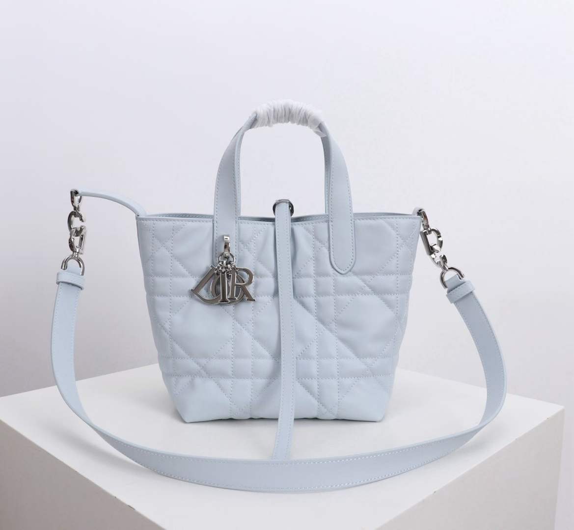 ماستر كواليتي ديور Small Dior Toujours Vertical Tote Bag - صورة 2
