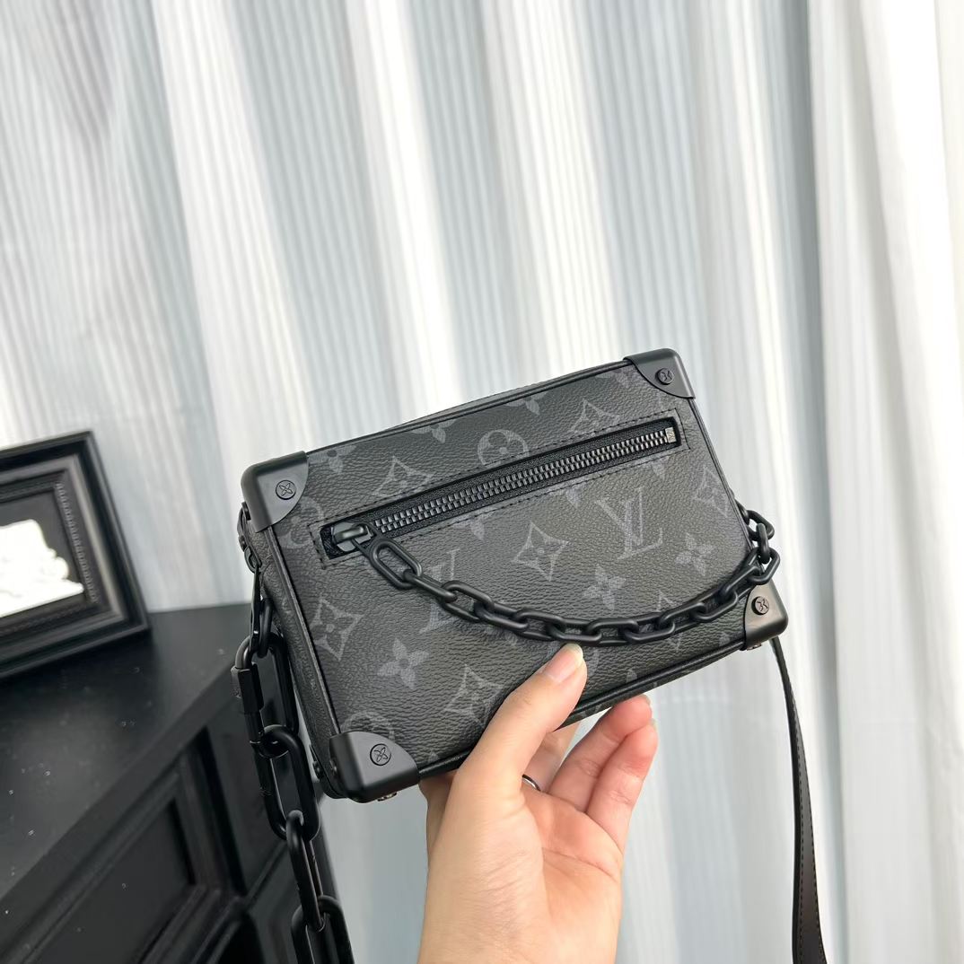 ماستر كواليتي لوي فيتون ترنك 18cm   Louis Vuitton Mini Soft Trunk Monogram Eclipse.  - صورة 1