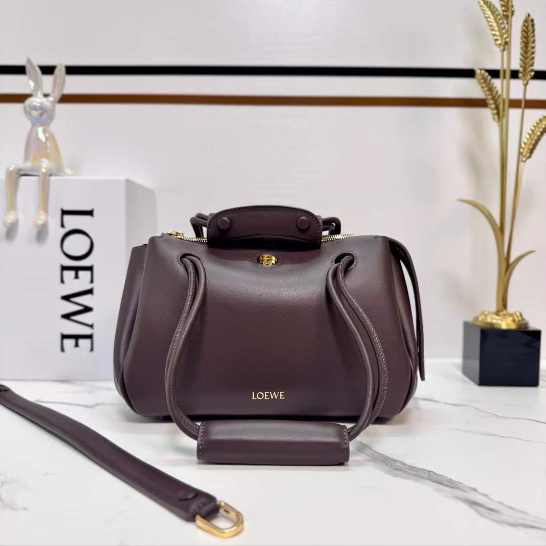 ماستر كواليتي لويفي مدريد  Loewe Small Madrid  - صورة 1