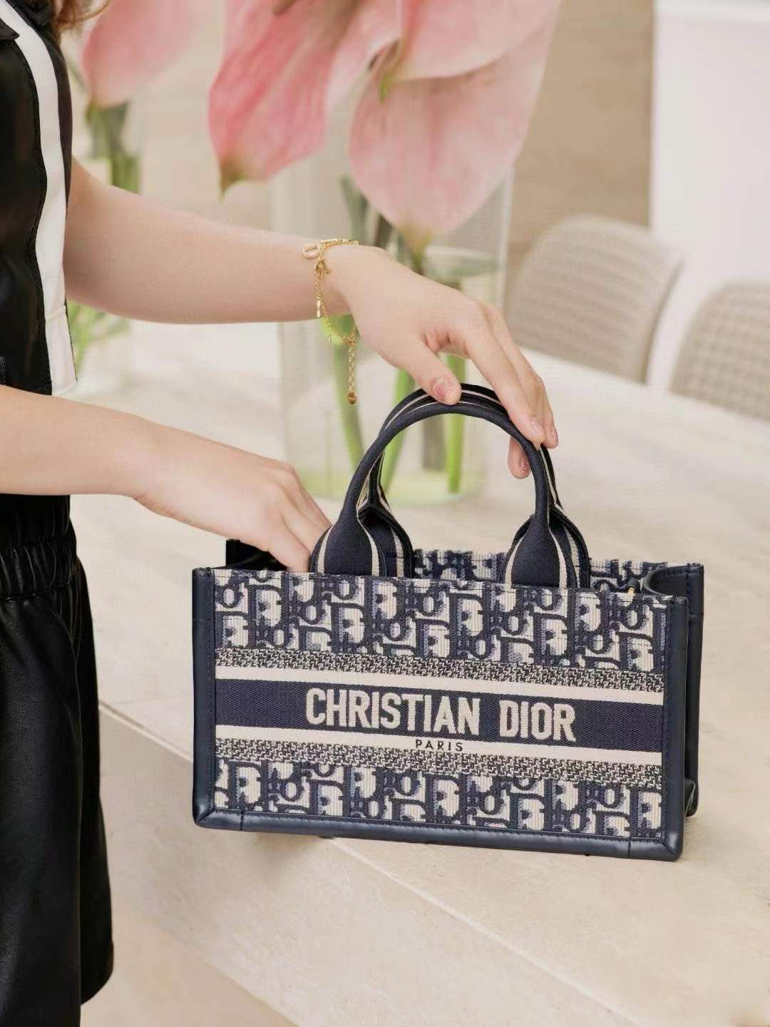 ماستر كواليتي ديور بوك توت 23 Dior Book Tote - صورة 1