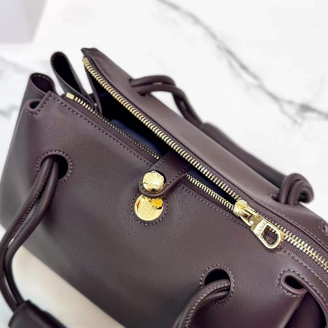 ماستر كواليتي لويفي مدريد  Loewe Small Madrid  - صورة 5
