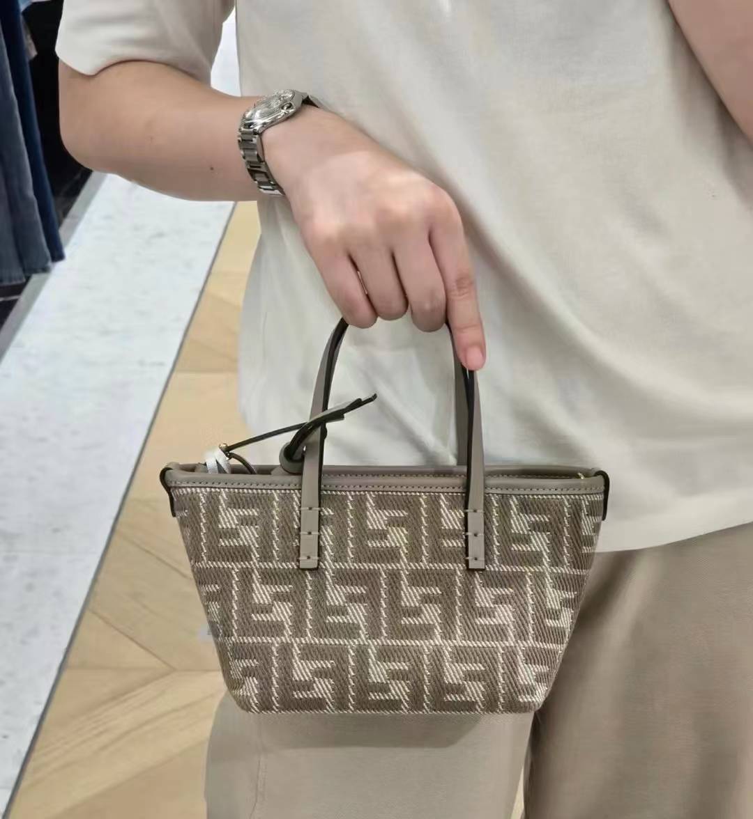 ماستر كواليتي فندي ميني رول توتي Fendi  Roll mini  Tote  - صورة 1